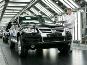 Pre klesajúci dopyt by sa mala zmenšiť produkcia aj modelu VW Touareg v bratislavskom Volkswagene