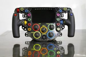 Porsche 919 Hybrid multitasking volant