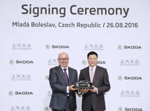 Predseda predstavenstva spoločnosti ŠKODA AUTOBernhard Maier privítal v Mladej Boleslavi Junga Jinga, námestníka straníckeho tajomníka mesta Šanghaj.