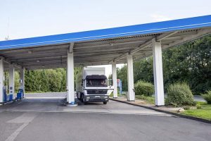 Mercedes-Benz SK 1844 Euro II (Baujahr 1996) beim Nachtanken ; Refueling the Mercedes-Benz SK 1844 Euro II (model year 1996) ;