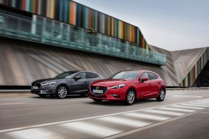2017mazda3_family_action_2_prev