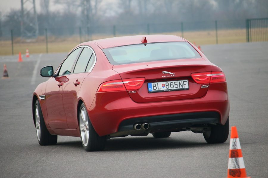 Ob das Benzin ins Gehäuse des Motors geraten kann